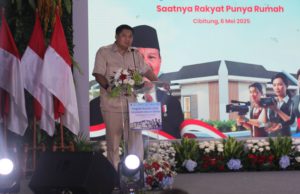 Menteri Perumahan dan Kawasan Permukiman, Maruarar Sirait saat memberikan sambutan di acara serah terima kunci program rumah untuk karyawan industri media di Bekasi. (Foto: Sulindo/Iqyanut Taufik)