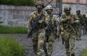 Pasukan Rusia di Mariupol. Pakar militer mengatakan Moskow menghadapi kerugian pasukan dan peralatan yang tidak berkelanjutan di Ukraina setelah serangkaian kemunduran. (Sumber: The Guardian)
