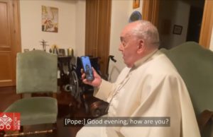 Selain mendukung penelitian ilmiah, Paus Fransiskus aktif menggunakan teknologi. Contohnya, dia sering mengobrol dengan Paroki Katolik Keluarga Kudus di Gaza melalui panggilan video dari kediamannya di Casa Santa Marta. (Sumber: akun YouTube resmi Vatican News)