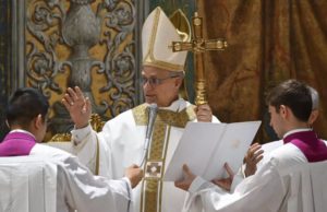 Paus Leo XIV merayakan Misa bersama Kolese Kardinal di dalam Kapel Sistina di Vatikan pada hari Jumat. (Sumber: Los Angeles Times)