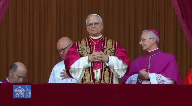 Paus Leo XIV berpidato di hadapan umat beriman di Lapangan Santo Petrus, Vatikan. (Sumber: akun YouTube resmi Vatican News)
