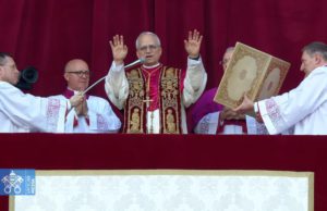 Dalam pidato pertamanya, Paus Leo XIV menekankan bahwa Tuhan mengasihi kita semua tanpa batas atau syarat. Sambil berterima kasih pada pendahulunya, Paus Fransiskus, atas berkat yang ia berikan hingga akhir hayatnya, Paus Leo XIV juga menyerukan agar gereja di seluruh dunia terbuka bagi semua orang. (Sumber: akun YouTube resmi Vatican News)