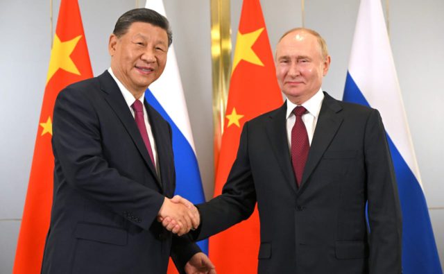 Vladimir Putin bertemu dengan Presiden Republik Rakyat China Xi Jinping di sela-sela pertemuan puncak SCO di Astana. (Sumber: Президент России)