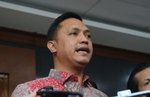 Kuasa Hukum Hasto Kristiyanto, Ronny Talapessy saat menemui wartawan sela jeda persidangan di Pengadilan Tipikor Jakarta Pusat. (Foto: Sulindo/Iqyanut Taufik)
