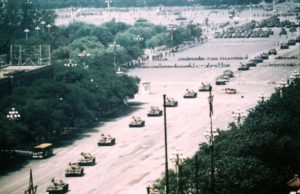 Foto penuh "Tank Man" di Lapangan Tiananmen jauh lebih kuat daripada yang telah dipotong. Tank Man terlihat di pojok kiri bawah. (Sumber: Reddit)