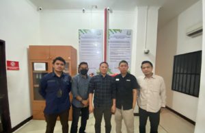 Tim SIRI Kejagung berhasil mengamankan buron Awalludin (tengah), mantan Bendahara Panwaslu Kabupaten Lampung Tengah. (DOK. Kejagung)