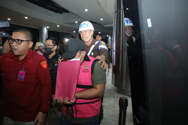 Ketua Tim Buzzer M Adhiya Muzzaki (memakai rompi) yang menjadi tersangka perintangan penyidikan Kejagung. Dok. Kejagung