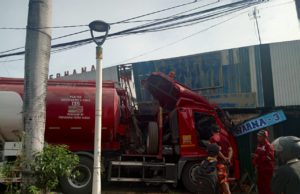 Truk pengangkut BBM milik Pertamina menabrak Ruko di Cakung, Jakarta Timur. (Foto: Sulindo)