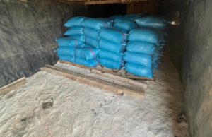 Garam krosok yang menumpuk di gudang karena belum terjual. (Foto: Sulindo/Iqyanut Taufik)