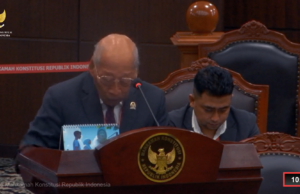 I Wayan Sudirta saat membacakan keterangannya di ruang sidang Mahkamah Konstitusi. (sumber: tangkapan layar youtube Mahkamah Konstitusi)