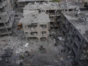 Iran Melancarkan Serangan Paling Signifikan ke Israel, Mengaku Bela Diri Petugas tanggap darurat Israel bekerja di daerah permukiman yang terkena rudal yang ditembakkan dari Iran di Bat Yam pada tanggal 15 Juni 2025. (Sumber: Al Jazeera)