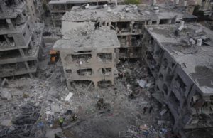 Petugas tanggap darurat Israel bekerja di daerah permukiman yang terkena rudal yang ditembakkan dari Iran di Bat Yam pada tanggal 15 Juni 2025. (Sumber: Al Jazeera)