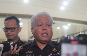 Kapuspenkum Kejagung, Harli Siregar saat ditemui wartawan usai pemeriksaan Nadiem Makarim di gedung Bundar Jampidsus, Kejagung, Jakarta Selatan. (Foto: Sulindo/Iqyanut Taufik)