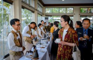 Menteri Pariwisata RI, Widiyanti Putri Wardhana, saat melakukan kunjungan ke Politeknik Pariwisata Bali.