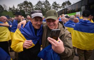 Rusia dan Ukraina berhasil menukar tahanan perang pada tanggal 24-26 Mei lalu. (Sumber: @V_Zelenskiy_official)