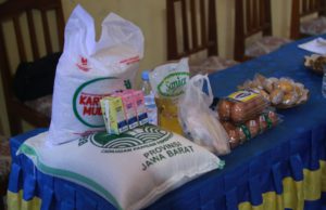 Penyerahan Bantuan Bahan Pangan di Desa Cimenga. (Foto: Sulindo/Ulfa Nurfauziah)