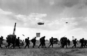 Pasukan AS mendarat di Pantai Omaha beberapa hari setelah pendaratan D-Day. Normandia, Prancis. Juni 1944. (Sumber: Magnum Photos)