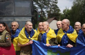 Dalam pertukaran tahanan perang terbaru, Ukraina menerima prajurit Angkatan Bersenjata, Garda Nasional, Dinas Perbatasan Negara, dan Dinas Transportasi Khusus Negara. (Sumber: @V_Zelenskiy_official)
