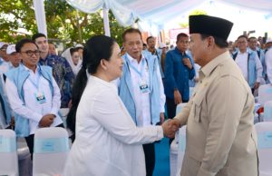 Ketua DPR RI, Puan Maharani bersalaman dengan Presiden Prabowo dalam Peluncuran koperasi desa merah putih. (sumber: Istimewa)