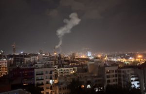 Pada dini hari tanggal 13 Juni, Israel melancarkan serangan "preemptif" terhadap Iran. Ledakan mengguncang berbagai bagian negara itu. Di antara targetnya adalah situs nuklir di Natanz dan Fordo, pangkalan militer, laboratorium penelitian, dan tempat tinggal militer senior. Pada akhir operasi, Israel telah menewaskan sedikitnya 974 orang sementara serangan rudal Iran sebagai balasan telah menewaskan 28 orang di Israel. Israel menggambarkan tindakannya sebagai pertahanan diri antisipasi, dengan mengklaim Iran hanya tinggal beberapa minggu lagi untuk memproduksi senjata nuklir yang berfungsi. Namun penilaian intelijen, termasuk oleh sekutu Israel, Amerika Serikat, dan laporan oleh Badan Energi Atom Internasional (IAEA) tidak menunjukkan bukti Teheran sedang mengejar senjata nuklir. Pada saat yang sama, diplomat Iran sedang berunding dengan mitra AS untuk kemungkinan kesepakatan nuklir baru. Namun, di luar analisis militer dan geopolitik, muncul pertanyaan etika serius: apakah secara moral dapat dibenarkan untuk melancarkan serangan yang menghancurkan tersebut bukan berdasarkan apa yang telah dilakukan suatu negara, tetapi berdasarkan apa yang mungkin dilakukannya di masa mendatang? Preseden apa yang ditetapkan oleh hal ini bagi seluruh dunia? Dan siapa yang dapat memutuskan kapan rasa takut cukup untuk membenarkan perang? Pertaruhan Moral yang Berbahaya Hossein Dabbagh, seorang asisten profesor filsafat di Northeastern University London, mengemukakan pandangannya untuk Al Jazeera. Para ahli etika dan pengacara internasional menarik garis kritis antara perang preemptif dan preventif. Preemptif menanggapi ancaman yang akan segera terjadi—serangan langsung. Perang preventif menyerang kemungkinan ancaman di masa mendatang. Hanya yang pertama memenuhi kriteria moral yang berakar pada karya-karya filosofis para pemikir seperti Augustine dan Aquinas, dan ditegaskan kembali oleh para ahli teori modern seperti Michael Walzer—menggemakan apa yang disebut rumus Caroline, yang mengizinkan kekuatan preemptif hanya ketika ancaman itu "seketika, sangat kuat, dan tidak memberikan pilihan, dan tidak ada waktu untuk pertimbangan". Namun, serangan Israel gagal dalam ujian ini. Kemampuan nuklir Iran baru akan rampung dalam beberapa minggu. Diplomasi belum sepenuhnya dilakukan. Dan kehancuran yang mungkin terjadi—termasuk dampak radioaktif dari ruang sentrifus—jauh melampaui kebutuhan militer. Hukum tersebut mencerminkan batasan moral. Pasal 2(4) Piagam PBB melarang penggunaan kekerasan, dengan satu-satunya pengecualian dalam Pasal 51, yang mengizinkan pembelaan diri setelah serangan bersenjata. Seruan Israel untuk pembelaan diri antisipasi bergantung pada kebiasaan hukum yang diperdebatkan, bukan hukum perjanjian yang diterima. Para ahli PBB menyebut serangan Israel sebagai "tindakan agresi terang-terangan" yang melanggar norma jus cogens. Pengecualian yang mahal seperti itu berisiko merusak tatanan hukum internasional. Jika satu negara dapat secara kredibel mengklaim tindakan pencegahan, negara lain juga akan melakukannya—mulai dari China yang bereaksi terhadap patroli di dekat Taiwan, hingga Pakistan yang bereaksi terhadap sikap India—yang mana akan merusak stabilitas global. Para pembela Israel menanggapi bahwa ancaman eksistensial membenarkan tindakan drastis. Para pemimpin Iran memiliki sejarah retorika yang bermusuhan terhadap Israel dan secara konsisten mendukung kelompok-kelompok bersenjata seperti Hizbullah dan Hamas. Mantan Kanselir Jerman Angela Merkel baru-baru ini berpendapat bahwa ketika keberadaan suatu negara terancam, hukum internasional kesulitan untuk memberikan jawaban yang jelas dan dapat ditindaklanjuti. Bekas luka historis itu nyata. Namun para filsuf memperingatkan bahwa kata-kata, betapapun penuh kebencian, tidak sama dengan tindakan. Retorika berdiri terpisah dari tindakan. Jika ucapan saja membenarkan perang, negara mana pun dapat melancarkan perang preemptif berdasarkan retorika kebencian. Kita berisiko memasuki "keadaan alamiah" global, di mana setiap momen yang menegangkan menjadi penyebab perang Teknologi Menulis Ulang Aturan Teknologi memperketat tekanan pada kehati-hatian moral. Drone dan pesawat F-35 yang digunakan dalam Rising Lion bekerja sama untuk melumpuhkan pertahanan Iran dalam hitungan menit. Negara-negara dulunya dapat mengandalkan waktu untuk berdebat, membujuk, dan mendokumentasikan. Rudal hipersonik dan drone bertenaga AI telah mengikis jendela itu—menghadirkan pilihan yang sulit: bertindak cepat atau kehilangan kesempatan. Sistem ini tidak hanya mempersingkat waktu pengambilan keputusan—tetapi juga menghilangkan batas tradisional antara masa perang dan masa damai. Ketika pengawasan drone dan sistem otonom tertanam dalam geopolitik sehari-hari, perang berisiko menjadi kondisi default, dan perdamaian menjadi pengecualian. Kita mulai hidup bukan di dunia yang penuh krisis sementara, tetapi dalam apa yang disebut filsuf Giorgio Agamben sebagai keadaan pengecualian permanen—suatu kondisi di mana keadaan darurat membenarkan penangguhan norma, bukan hanya sesekali tetapi terus-menerus. Dalam dunia seperti itu, gagasan bahwa negara harus secara terbuka membenarkan tindakan kekerasan mulai terkikis. Keunggulan taktis, yang disebut sebagai "keunggulan relatif", memanfaatkan kerangka waktu yang terkompresi ini—tetapi memperoleh kemajuan dengan mengorbankannya. Di era di mana intelijen rahasia memicu reaksi yang hampir seketika, pengawasan etika pun surut. Doktrin langkah pertama di masa depan akan lebih mengutamakan kecepatan daripada hukum, dan kejutan daripada proporsi. Jika kita kehilangan perbedaan antara perdamaian dan perang, kita berisiko kehilangan prinsip bahwa kekerasan harus selalu dibenarkan—bukan diasumsikan. Jalan Kembali ke Pengendalian Diri Tanpa perbaikan arah segera, dunia menghadapi risiko norma baru: perang sebelum akal sehat, ketakutan sebelum fakta. Piagam PBB bergantung pada kepercayaan bersama bahwa kekuatan tetaplah pengecualian. Setiap serangan yang disiarkan di televisi mengikis kepercayaan itu, yang mengarah pada perlombaan senjata dan serangan refleksif. Untuk mencegah rentetan konflik yang didorong oleh rasa takut ini, beberapa langkah penting dilakukan. Harus ada verifikasi yang transparan: Klaim tentang "ancaman yang akan segera terjadi" harus dinilai oleh entitas yang tidak memihak—pemantau IAEA, komisi penyelidikan independen—bukan dikubur dalam berkas rahasia. Diplomasi harus diutamakan: Pembicaraan, jalur belakang, sabotase, sanksi—semua harus dibuktikan habis sebelum serangan. Bukan sebagai pilihan, bukan secara retroaktif. Harus ada penilaian publik terhadap risiko sipil: Pakar lingkungan dan kesehatan harus mempertimbangkannya sebelum perencana militer menarik pelatuk. Media, akademisi, dan publik harus bersikeras bahwa ambang batas ini dipenuhi—dan meminta pertanggungjawaban pemerintah. Perang preemptif, dalam kasus yang jarang terjadi, dapat dibenarkan secara moral—misalnya, rudal yang disiapkan di landasan peluncuran, armada yang melintasi garis merah. Namun, standar itu memang dirancang tinggi. Serangan Israel terhadap Iran bukanlah preventif, serangan itu diluncurkan bukan untuk melawan serangan yang sedang berlangsung, tetapi untuk melawan kemungkinan yang ditakutkan. Melembagakan ketakutan itu sebagai dasar perang adalah undangan untuk konflik yang terus-menerus. Jika kita mengabaikan kehati-hatian atas nama rasa takut, kita mengabaikan batasan moral dan hukum bersama yang menyatukan umat manusia. Tradisi perang yang adil menuntut kita untuk tidak pernah memandang mereka yang mungkin menyakiti kita sebagai ancaman belaka—tetapi sebagai manusia, yang masing-masing layak untuk dipertimbangkan dengan saksama. Perang Iran-Israel lebih dari sekadar drama militer. Perang ini adalah ujian: apakah dunia masih akan mempertahankan batasan antara pembelaan diri yang dibenarkan dan agresi yang tak terkendali? Jika jawabannya tidak, maka ketakutan tidak hanya akan membunuh tentara. Ketakutan akan membunuh harapan rapuh bahwa pengendalian diri dapat membuat kita tetap hidup. [BP]