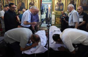 Umat Kristen Palestina berduka atas kematian Saad Salameh dan Fumayya Ayyad selama upacara pemakaman mereka di Gereja Santo Porphyrius di Kota Gaza. (Sumber: The Guardian)
