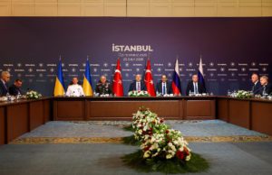 Kepala Staf Umum Turki, Metin Gurak, Menteri Luar Negeri Turki Hakan Fidan, kepala intelijen Turki, Ibrahim Kalin, menghadiri pertemuan di Istana Ciragan pada hari putaran ketiga perundingan damai antara Rusia dan Ukraina, di Istanbul, Turki, 23 Juli 2025. (Sumber: Reuters)