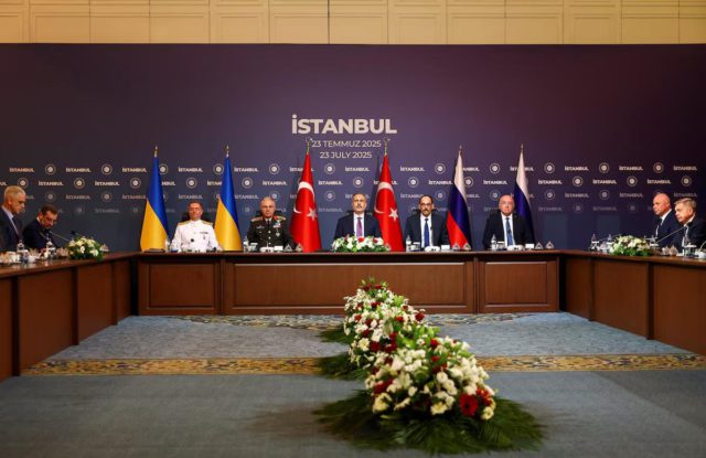 Kepala Staf Umum Turki, Metin Gurak, Menteri Luar Negeri Turki Hakan Fidan, kepala intelijen Turki, Ibrahim Kalin, menghadiri pertemuan di Istana Ciragan pada hari putaran ketiga perundingan damai antara Rusia dan Ukraina, di Istanbul, Turki, 23 Juli 2025. (Sumber: Reuters)