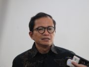Usman Hamid: Kasus Hasto dan Tom Lembong Sulit untuk tidak Terkait Politik Direktur Eksekutif Amnesty International Indonesia, Usman Hamid saat konferensi pers di FH UI kampus Salemba, Jakarta