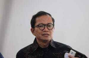 Direktur Eksekutif Amnesty International Indonesia, Usman Hamid saat konferensi pers di FH UI kampus Salemba, Jakarta