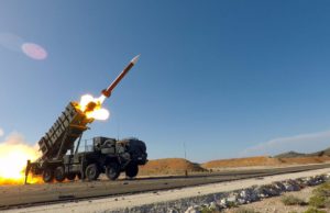 Rudal untuk sistem pertahanan udara Patriot adalah salah satu senjata yang tidak akan dikirim ke Ukraina. (Sumber: ABC News)
