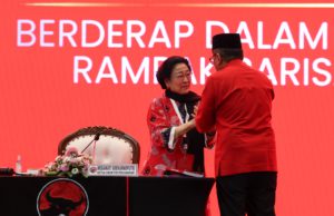 Momen ketika Bu Mega bertemu dengan Pak Hasto saat Kongres. (DOK. PDIP)
