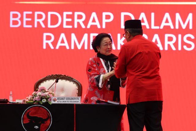 Momen ketika Bu Mega bertemu dengan Pak Hasto saat Kongres. (DOK. PDIP)