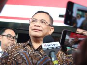 Bupati Pati saat akan keluar dari Gedung Merah Putih KPK setelah dirinya diperiksa sebagai saksi terkait rel kereta api di DJKA. (foto: Sulindo/Iqyanut Taufik)
