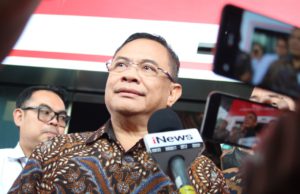 Bupati Pati saat akan keluar dari Gedung Merah Putih KPK setelah dirinya diperiksa sebagai saksi terkait rel kereta api di DJKA. (foto: Sulindo/Iqyanut Taufik)