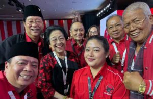 Ketua Umum PDI Perjuangan, Megawati Soekarnoputri bersama Emir Moeis (tengah bagian belakang), dan para kader PDI Perjuangan. (istimewa)