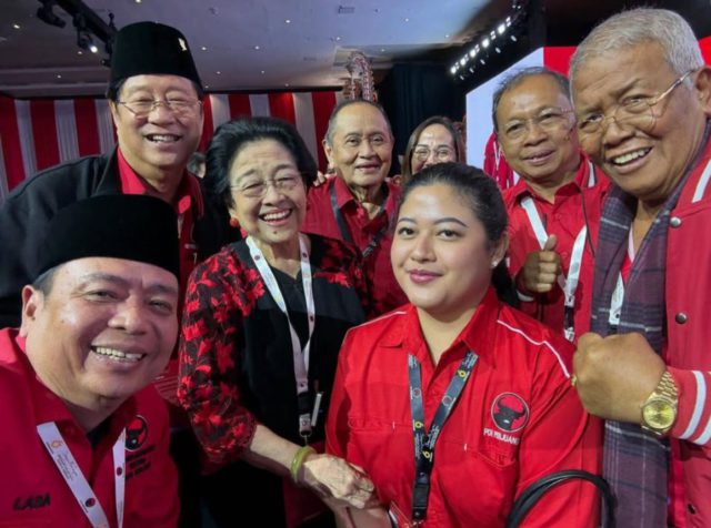 Emir Moeis Ketua Umum PDI Perjuangan, Megawati Soekarnoputri bersama Emir Moeis (tengah bagian belakang), dan para kader PDI Perjuangan. (istimewa)