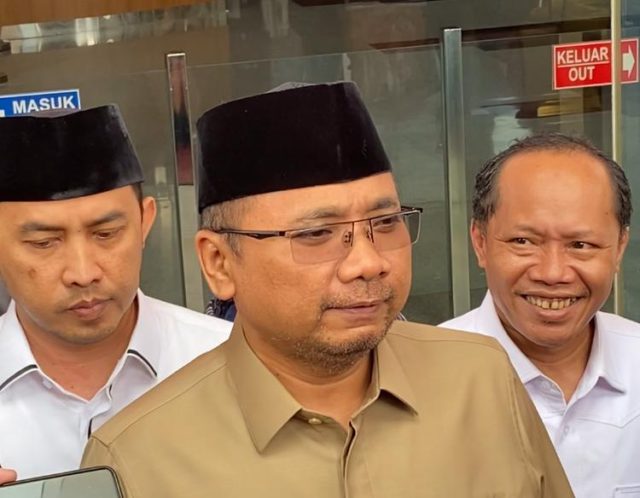 Gus Yaqut Yaqut Qoumas saat keluar gedung Merah Putih KPK. (Foto: Sulindo/Iqyanut Taufik)