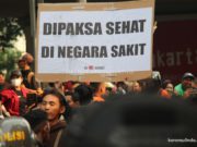 Massa yang dihadang petugas saat akan menggelar aksi di depan Gedung DPR RI. (foto: Sulindo/Iqyanut Taufik)