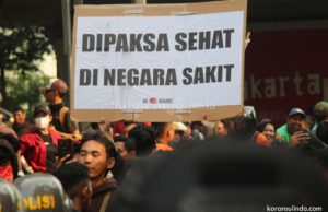 Massa yang dihadang petugas saat akan menggelar aksi di depan Gedung DPR RI. (foto: Sulindo/Iqyanut Taufik)