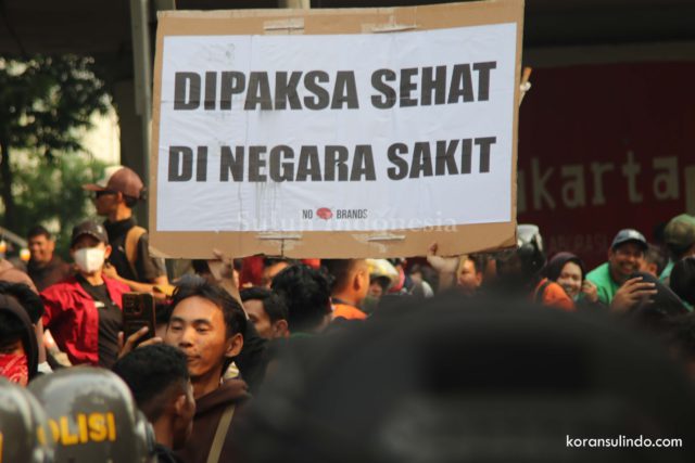 Massa yang dihadang petugas saat akan menggelar aksi di depan Gedung DPR RI. (foto: Sulindo/Iqyanut Taufik)