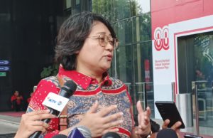 Jubir Gus Yakut, Anna Hasbie saat dimintai keterangan oleh wartawan di gedung Merah Putih KPK. (Foto: Sulindo/Iqyanut Taufik)