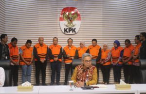 Tersangka yang terjaring OTT KPK. (foto: Sulindo/Iqyanut Taufik)