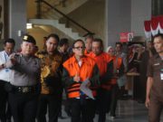 Immanuel Ebenezer bersama tersangka lainya saat akan keluar dari Gedung Merah Putih KPK. (foto: Sulindo/Iqyanut Taufik)