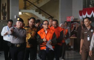 Immanuel Ebenezer bersama tersangka lainya saat akan keluar dari Gedung Merah Putih KPK. (foto: Sulindo/Iqyanut Taufik)