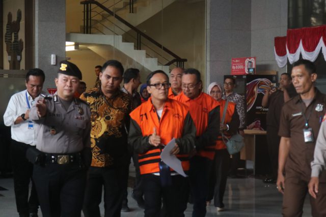 Immanuel Ebenezer bersama tersangka lainya saat akan keluar dari Gedung Merah Putih KPK. (foto: Sulindo/Iqyanut Taufik)