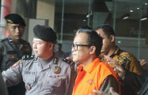 Immanuel Ebenezer (berkacamata) saat akan digelandang kedalam Mobil Tahanan KPK. (foto: Sulindo/Iqyanut Taufik)