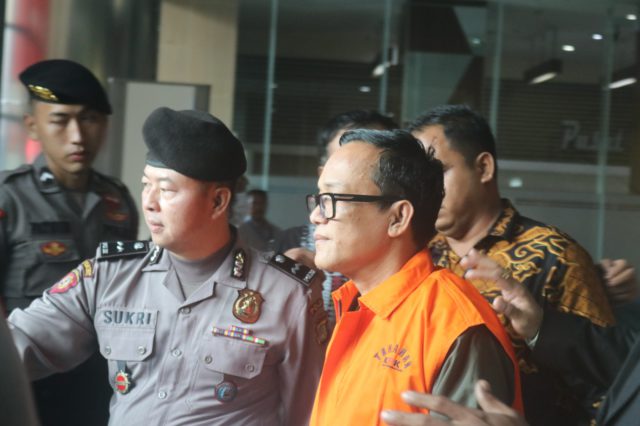 Immanuel Ebenezer (berkacamata) saat akan digelandang kedalam Mobil Tahanan KPK. (foto: Sulindo/Iqyanut Taufik)