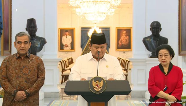 Presiden Prabowo Subianto didampingi Ketua Partai Politik saat Konferensi pers di Istana Negara. (sumber: tangkapan layar Youtube Sekretariat Presiden)
