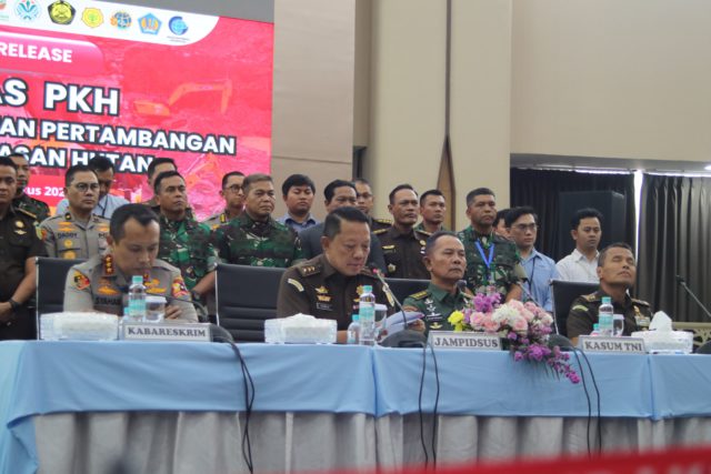 Konferensi Pers Kegiatan Penertiban Usaha Pertambangan dalam Kawasan Hutan. (foto: Sulindo/Iqyanut Taufik)
