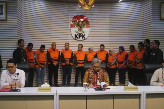 Para tersangka pemerasan sertifikasi K3. (foto: Sulindo/Iqyanut Taufik)